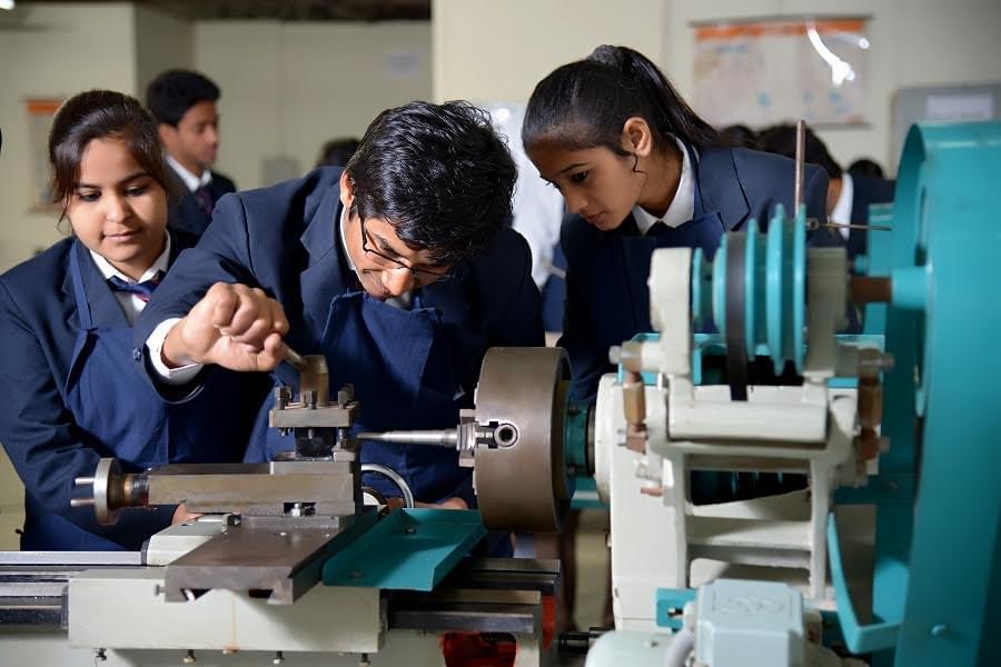 Mangalmay Institute of Engineering and Technology Greater Noida Laboratory photo 9